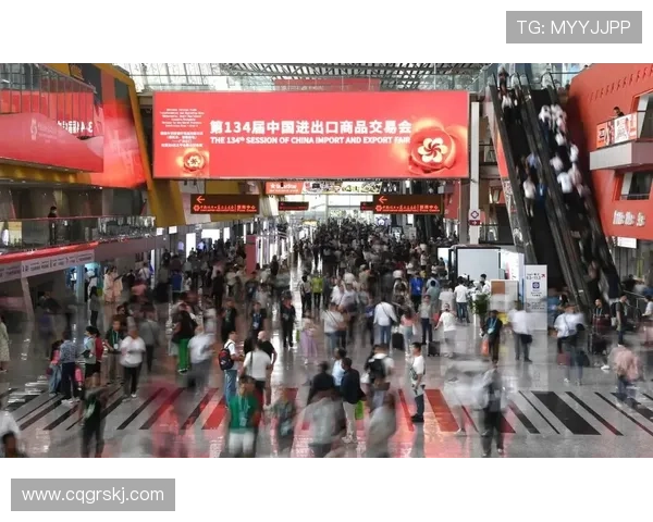 球迷齐心绘制巨幅横幅为挚爱球队倾情助威共燃赛场激情热血力量绽放